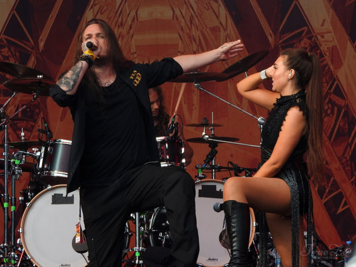 Henrik Englund Wilhelmsson a Elize Ryd, Amaranthe, na Masters of Rock 2019