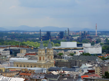 Pohled z Nové radnice na katedrálu Božského Spasitele na pozadí Dolních Vítkovic