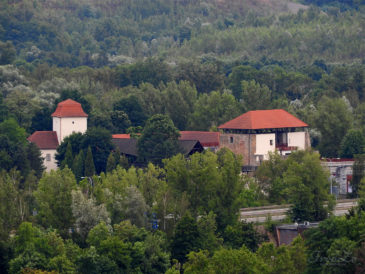 Pohled na Slezskoostravský hrad z rozhledny na věži Nové radnice
