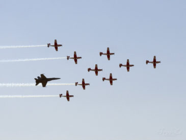 Společný průlet PC-7 Teamu a F/A-18 Hornet