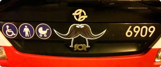 Movember: Autobus Dopravního podniku Praha. | Zdroj: DPP
